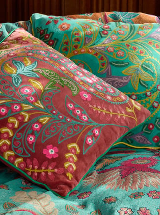 Coussin carmin brodé Volutes Végétales - Linvosges