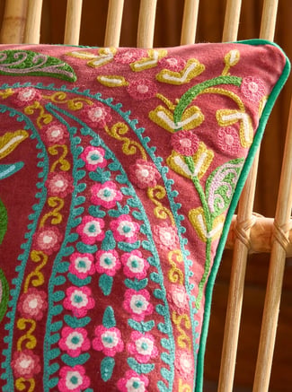 Coussin carmin brodé Volutes Végétales - Linvosges