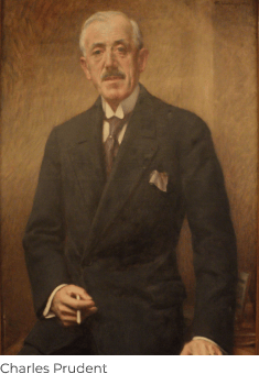 Die erste Werbeanzeige in der Ausgabe Annales politiques et littéraires de Pâques 1923 (zu dt. Politische und literarische Annalen zu Ostern), einer Zeitung, die von der Pariser Bourgeoisie gelesen wird, führt zum Erfolg von über 500 Bestellungen in weniger als einem Monat.