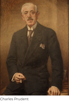 Die erste Werbeanzeige in der Ausgabe Annales politiques et littéraires de Pâques 1923 (zu dt. Politische und literarische Annalen zu Ostern), einer Zeitung, die von der Pariser Bourgeoisie gelesen wird, führt zum Erfolg von über 500 Bestellungen in weniger als einem Monat.