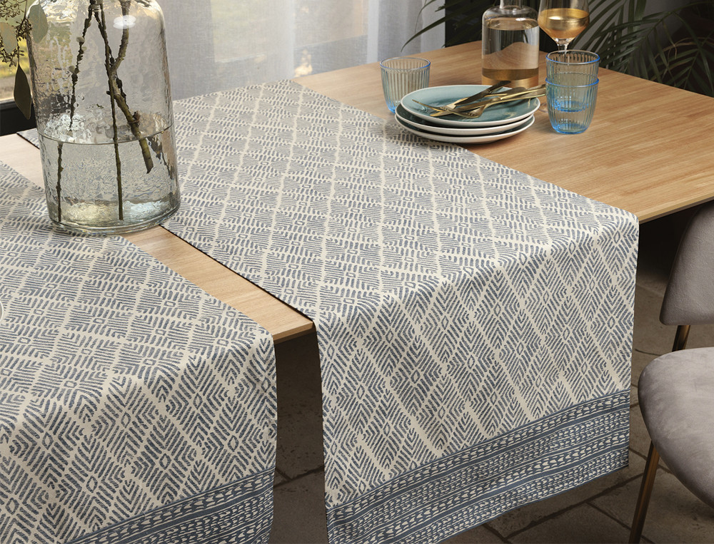 Chemin de table en coton avec imprimé placé géométrique avec parement imprimé en encadrement. Douceur minérale