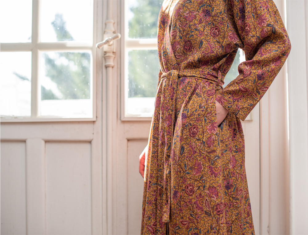 Kimono 100% viscose manches longues, 2 poches, ceinture sous passants, hauteur 95 cm environ Indienne