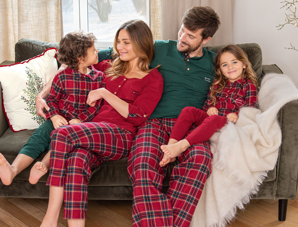 Mädchen-Pyjama Familienmoment