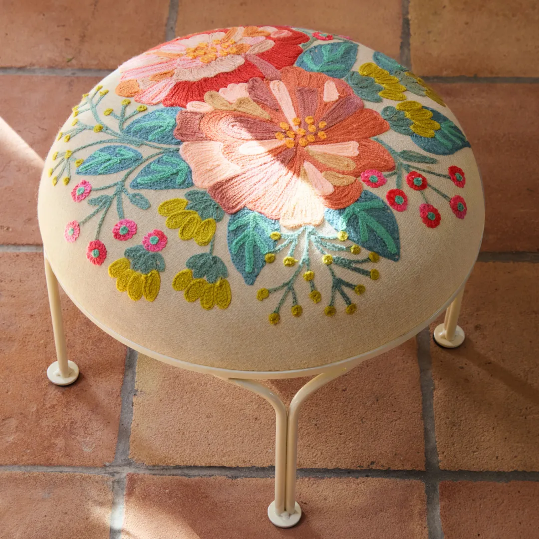 Tabouret brodé Flânerie