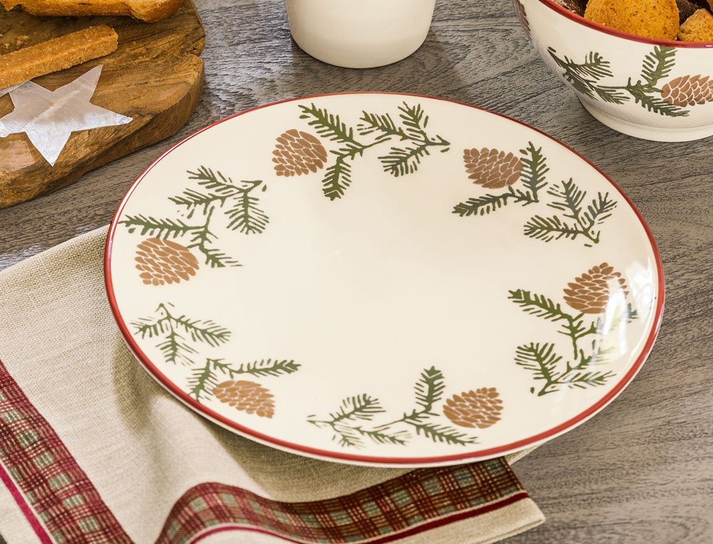 Assiette motif pommes de pin et bord rouge Noël au chalet