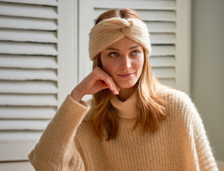 Bandeau en maille croisée devant, 30% mohair 40% acrylique 30% polyamide, lavage à 30°. Terres de douceur