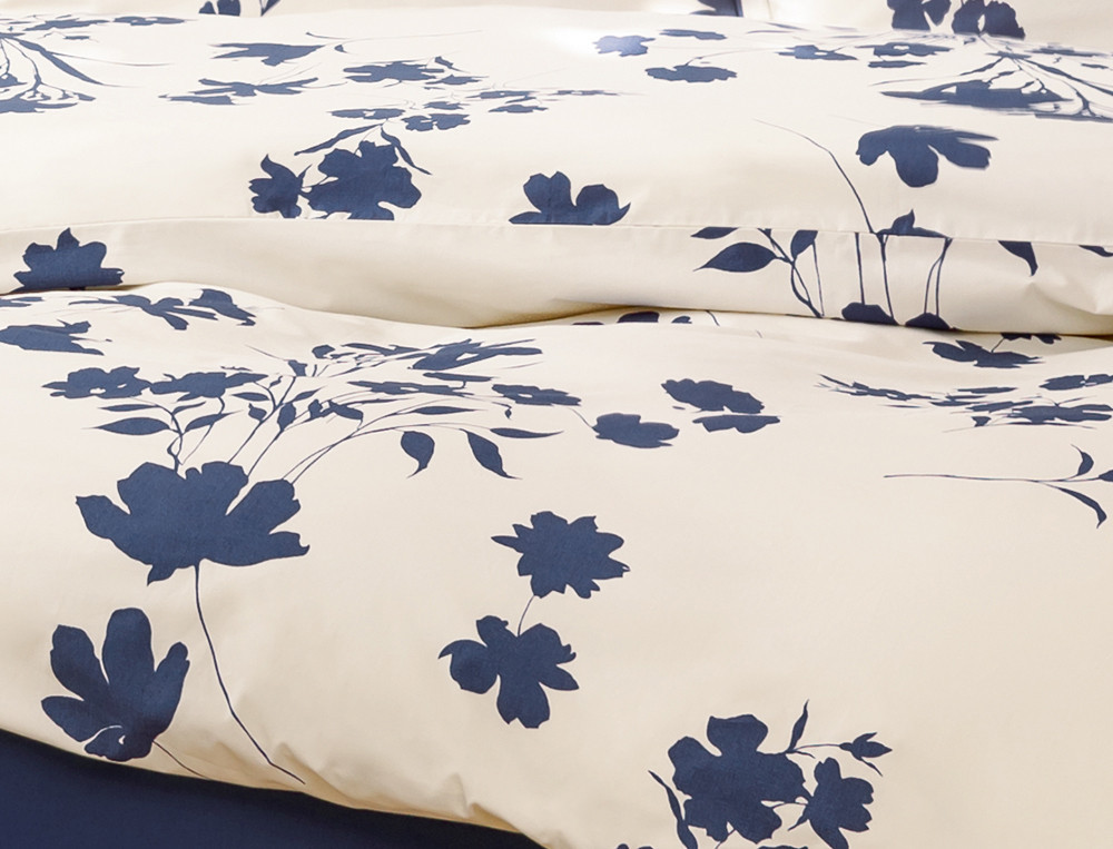 Bettbezug mit tiefblauem Blumenmotiv Blumenschatten