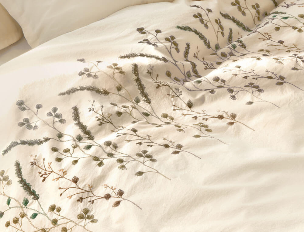 Perkal-Bettbezug mit Blätter-Stickerei Wiesenblume