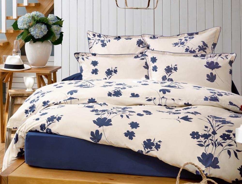 Bettbezug mit tiefblauem Blumenmotiv Blumenschatten