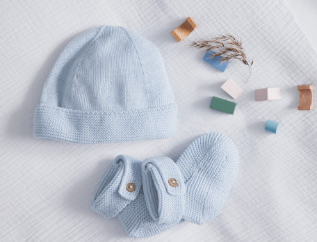 Ensemble bonnet et chaussons maille bleue Des petits pingouins