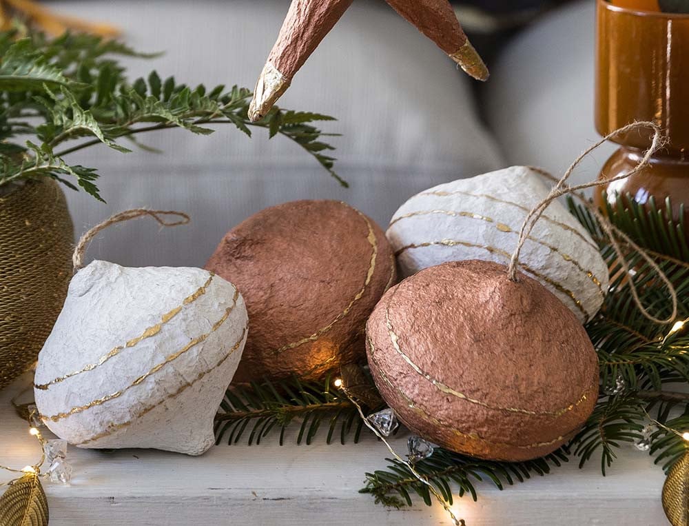 Boules de nöel blanches et cuivrées Poème hivernal