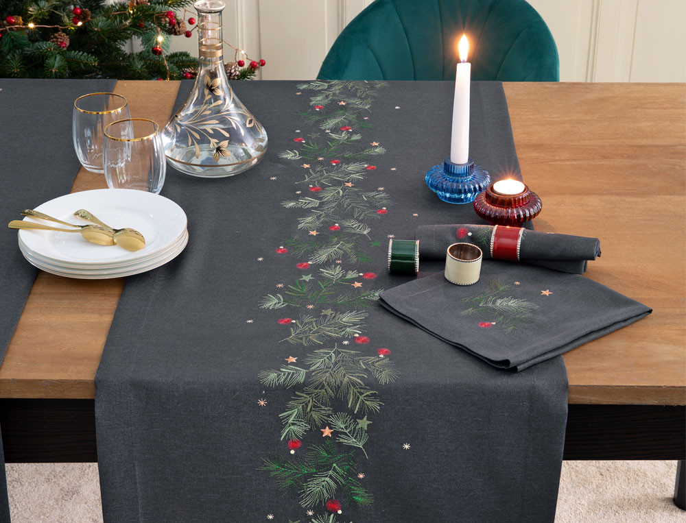/fr/la-table/chemin-de-table/chemin-de-table-cimes-de-pin/