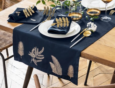 Chemin de table bleu nuit brodée feuilles dorées Feuillage d\'or