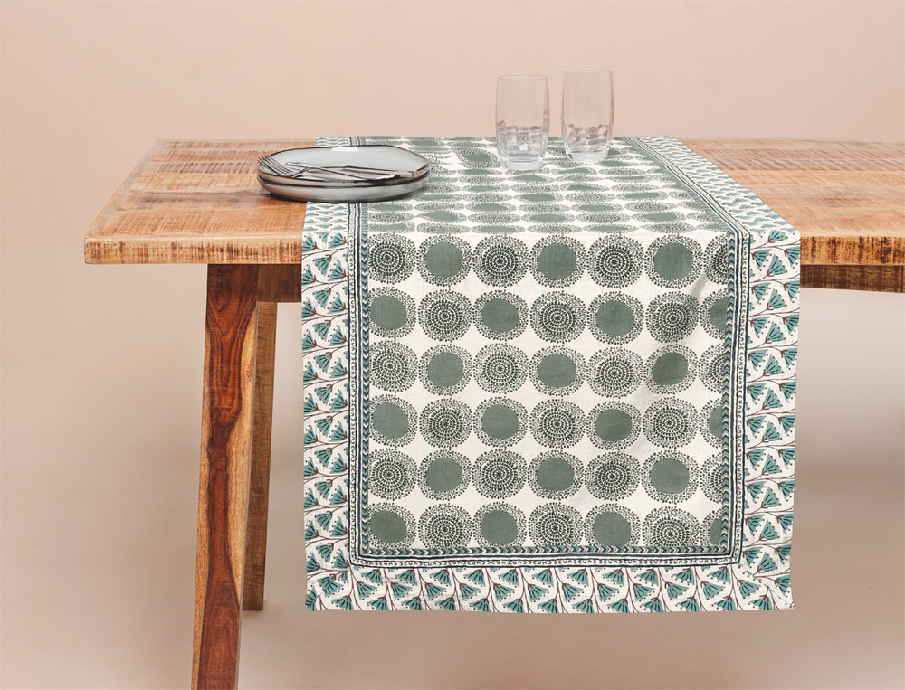 /fr/la-table/chemin-de-table/chemin-de-table-serenite/