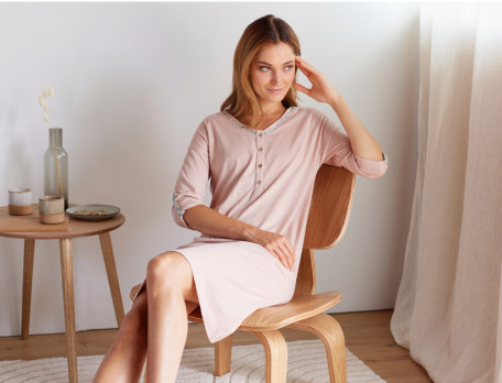 Chemise de nuit avec imprimé fleuri. Jersey uni rose clair, 100% viscose, Tendrement