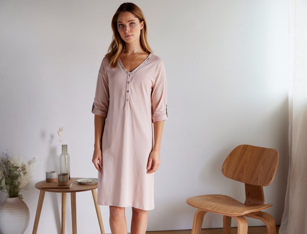 Chemise de nuit avec imprimé fleuri. Jersey uni rose clair, 100% viscose, Tendrement