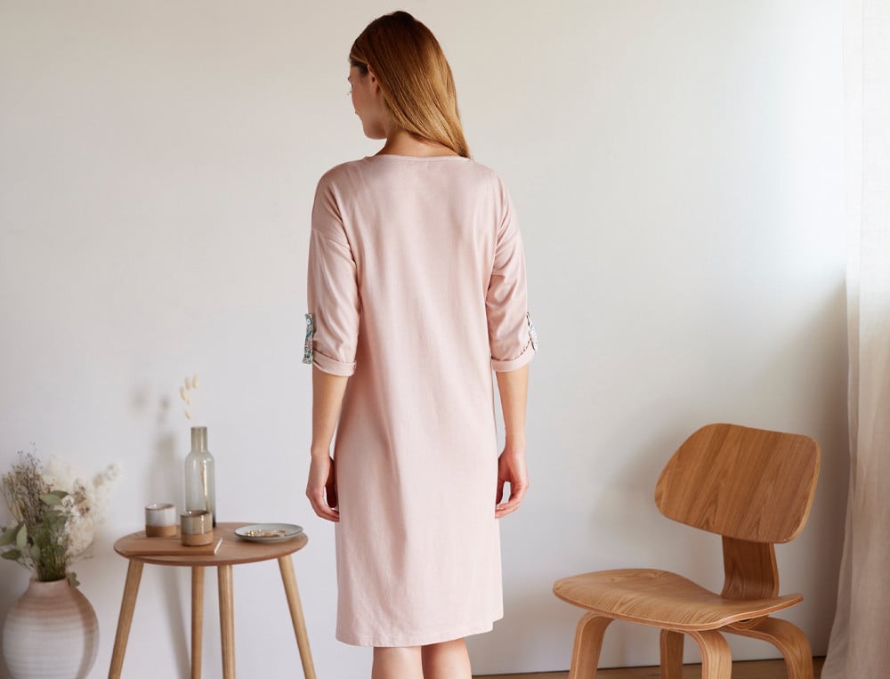 Chemise de nuit avec imprimé fleuri. Jersey uni rose clair, 100% viscose, Tendrement