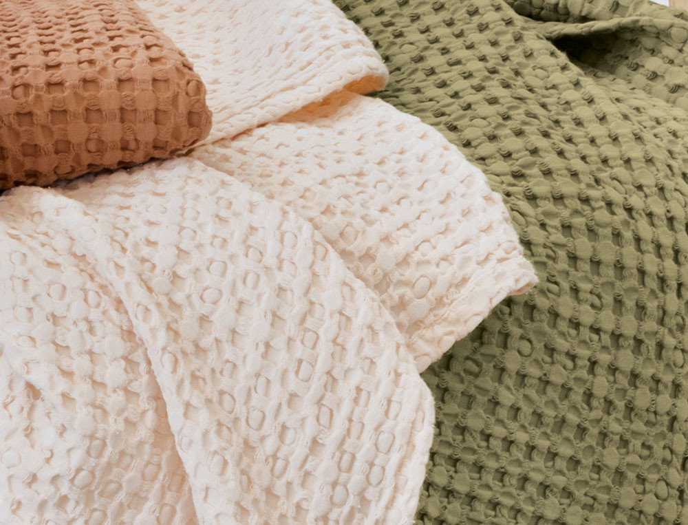 Jeté de lit 100% coton lavé, tissage en relief effet gaufré. Lavage à 30°. Couleurs vitaminées