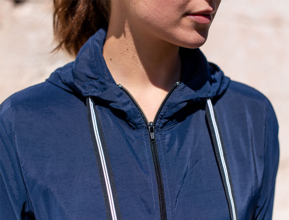 /fr/les-vetements-d-interieur/femme/cache-coeur-veste/coupe-vent-en-mouvement/