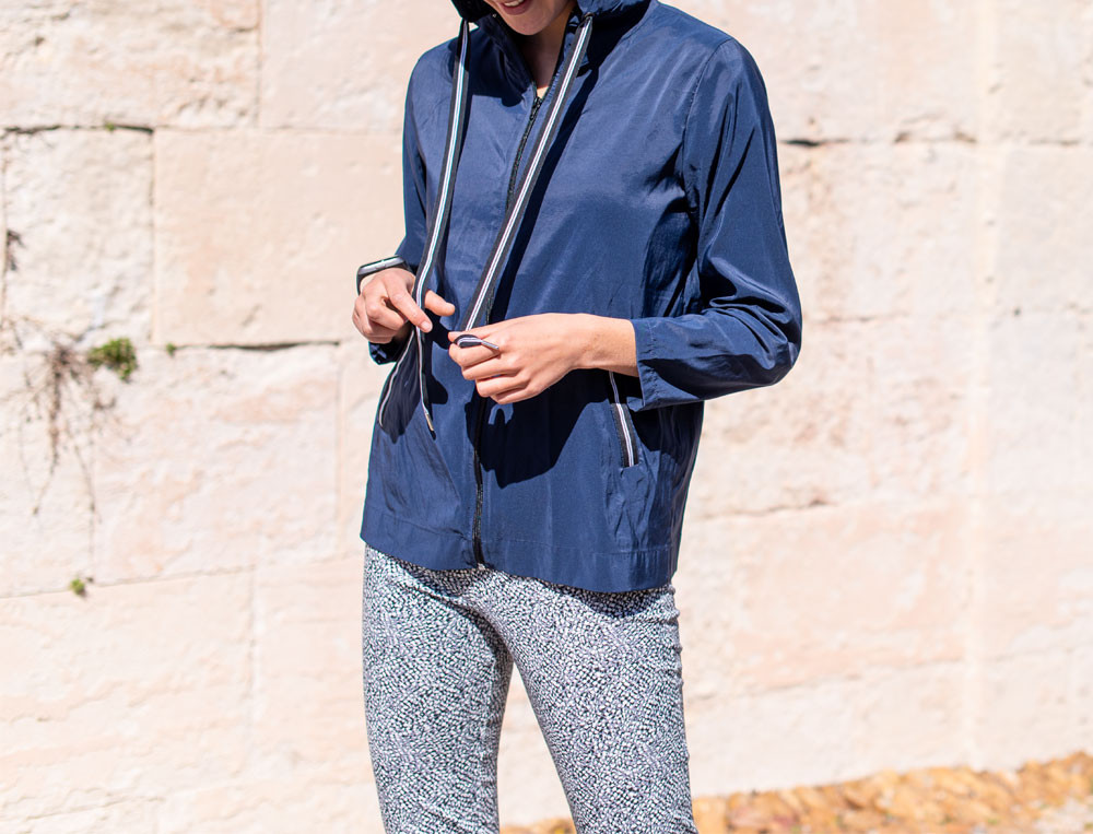 /fr/les-vetements-d-interieur/femme/cache-coeur-veste/coupe-vent-en-mouvement/