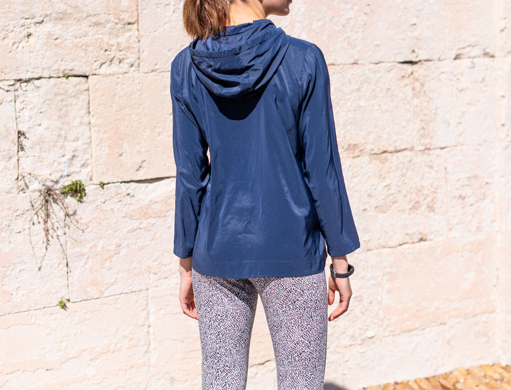 /fr/les-vetements-d-interieur/femme/cache-coeur-veste/coupe-vent-en-mouvement/
