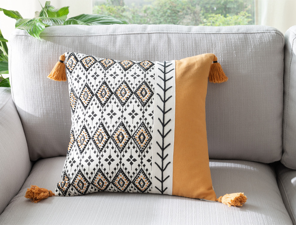/fr/la-deco/coussins/coussin-bande-moutarde-itineraire-d-ailleurs/