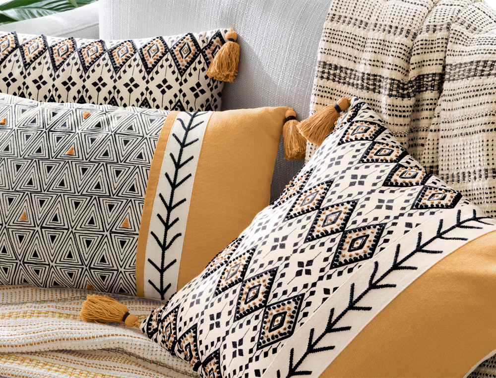 /fr/la-deco/coussins/coussin-bande-moutarde-itineraire-d-ailleurs/