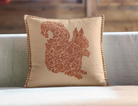 Coussin brodé écureuil Chemin des écureuils