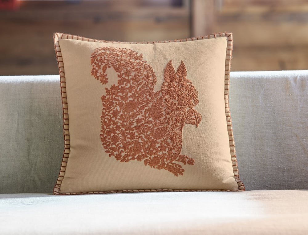/fr/la-deco/coussins/coussin-brode-chemin-des-ecureuils/