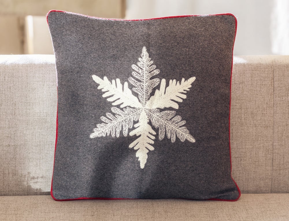 /fr/la-deco/coussins/coussin-brode-etoile-cristal-des-neiges/