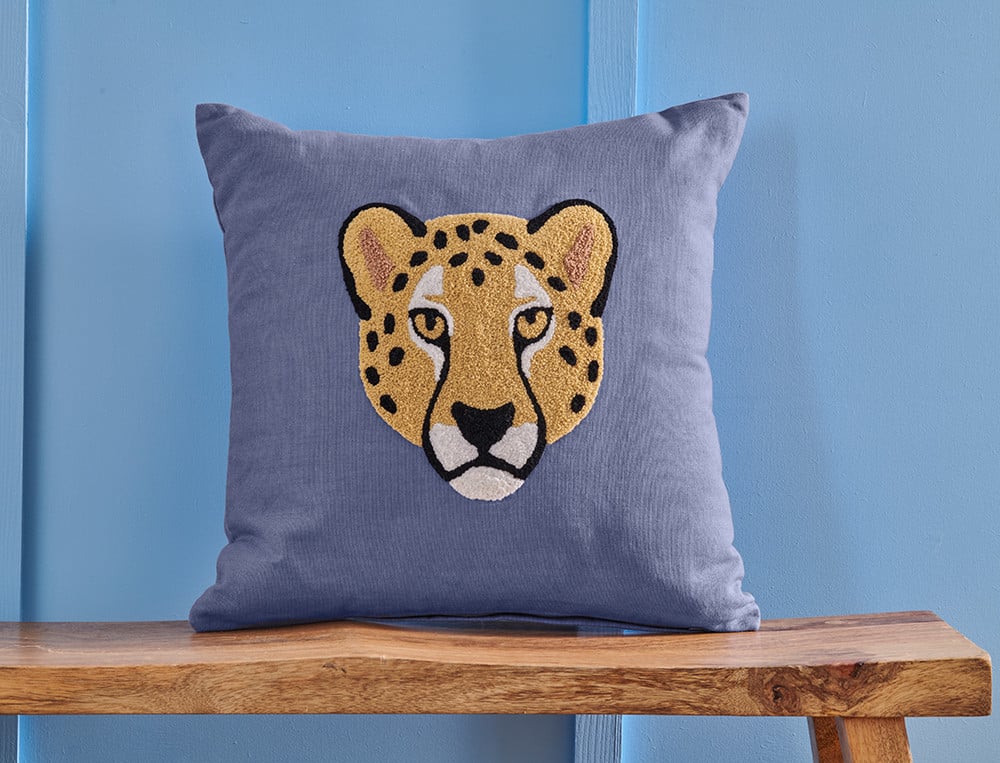 Coussin brodé Savane animée