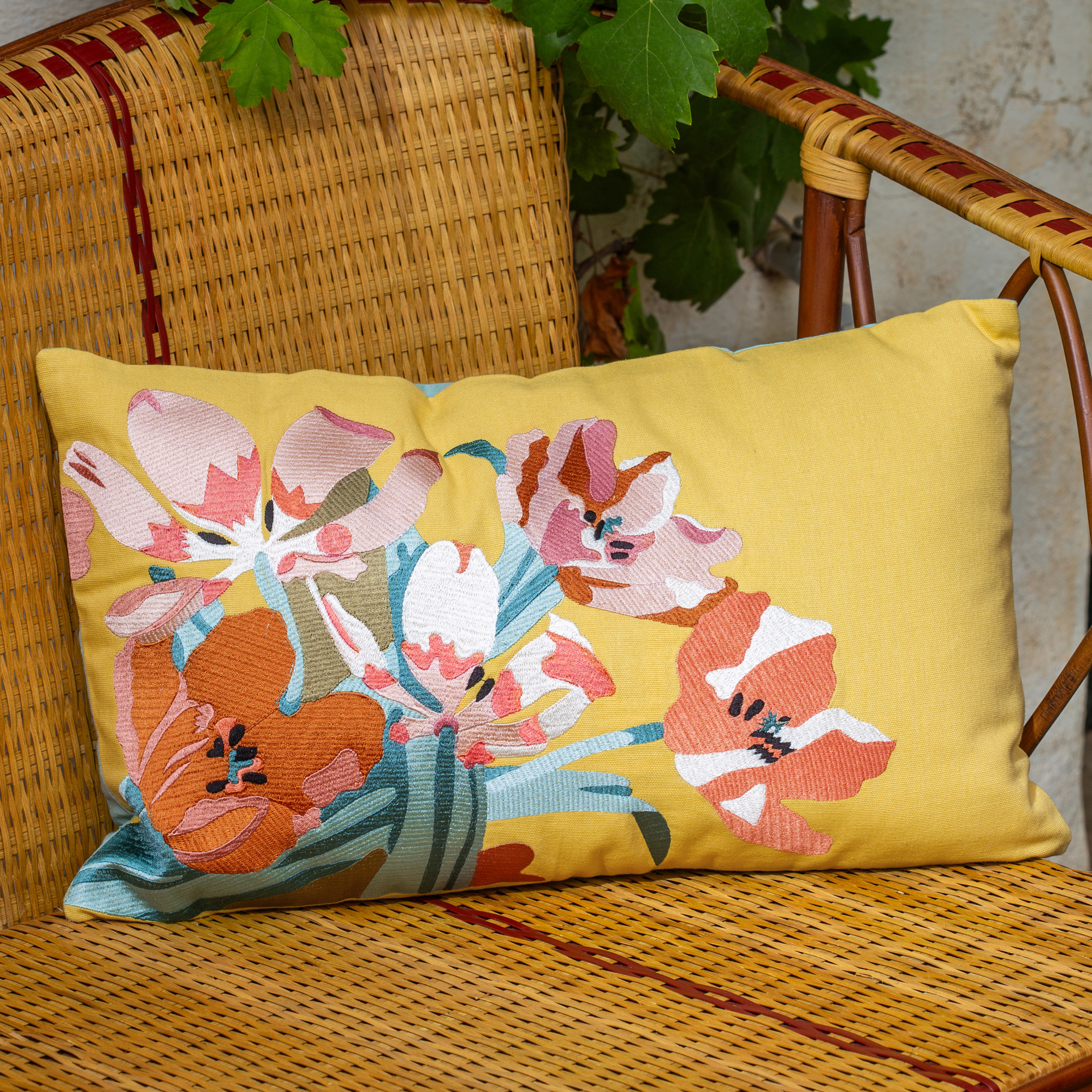 /fr/la-deco/coussins/coussin-brode-myriade-fleurie/