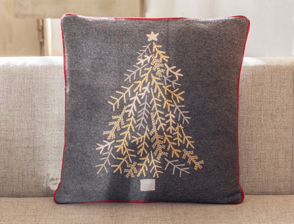/fr/la-deco/coussins/coussin-brode-sapin-cristal-des-neiges/