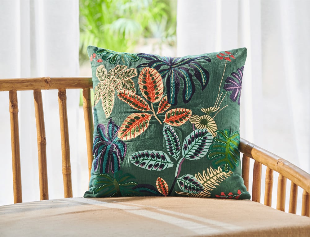 Coussin brodé vert Pause tropicale