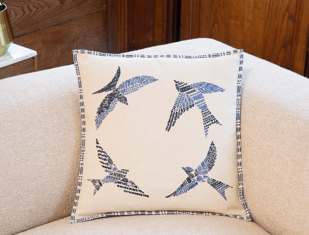 Coussin brodé Échappée d\'hirondelles Dos uni coordonné