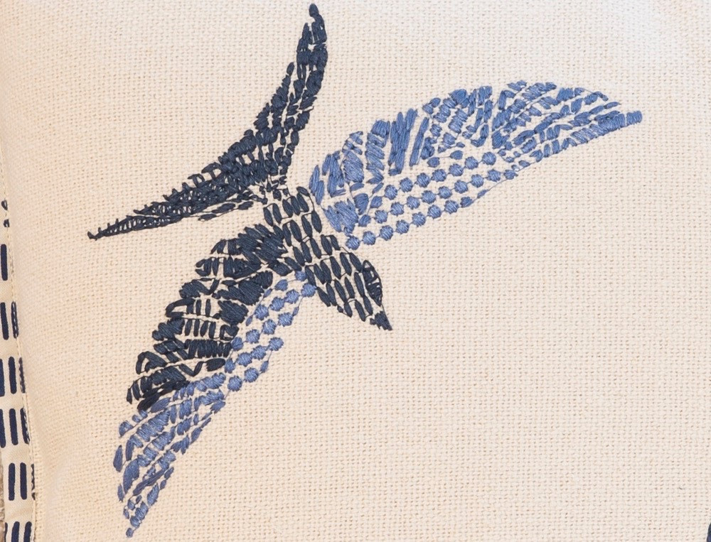 /fr/la-deco/coussins/coussin-carre-echappee-d-hirondelles/