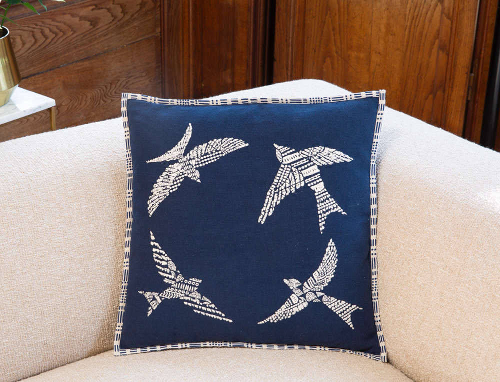 Coussin brodé Échappée d\'hirondelles Dos uni coordonné