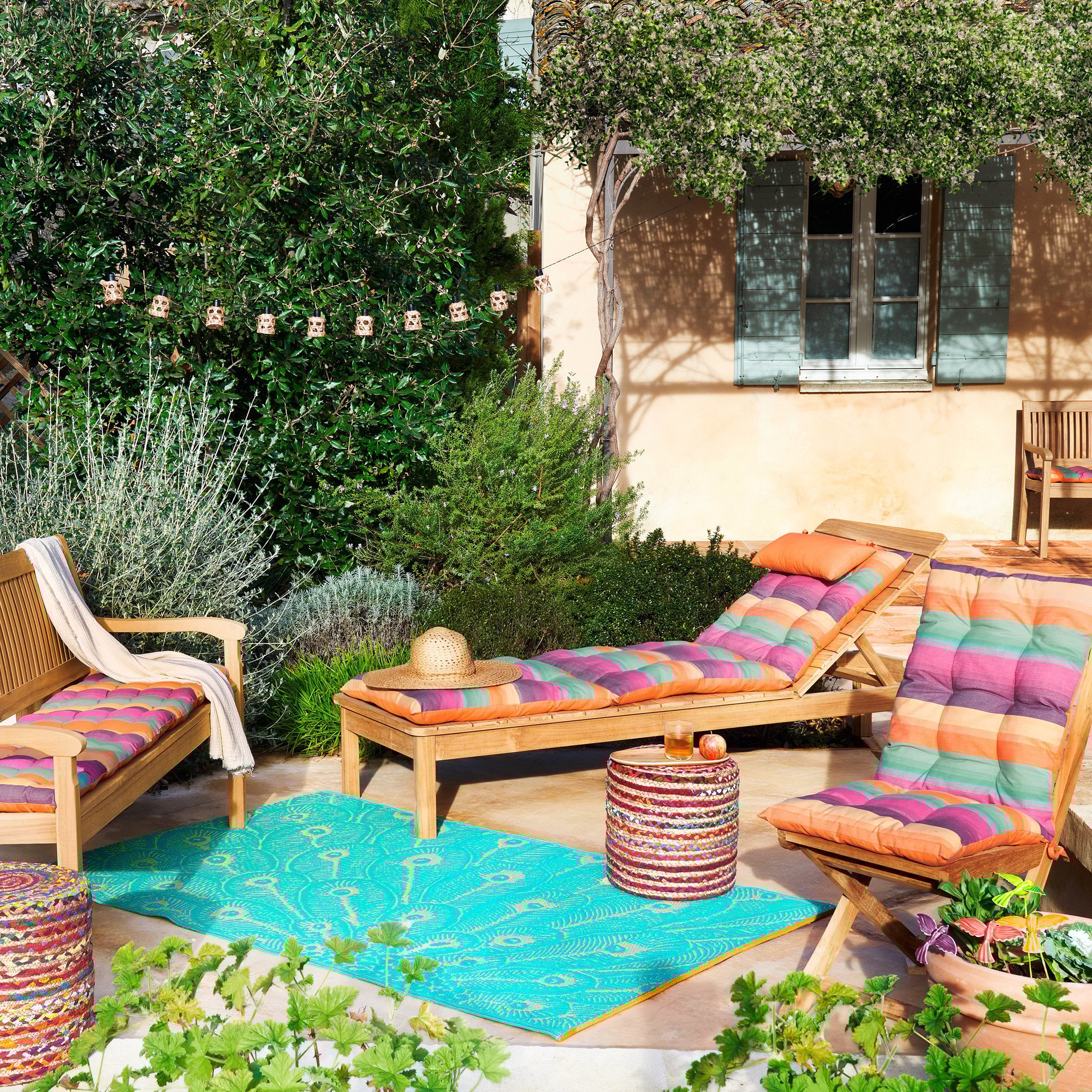 /fr/la-deco/plein-air/decoration-exterieure/coussin-de-chaise-au-soleil/