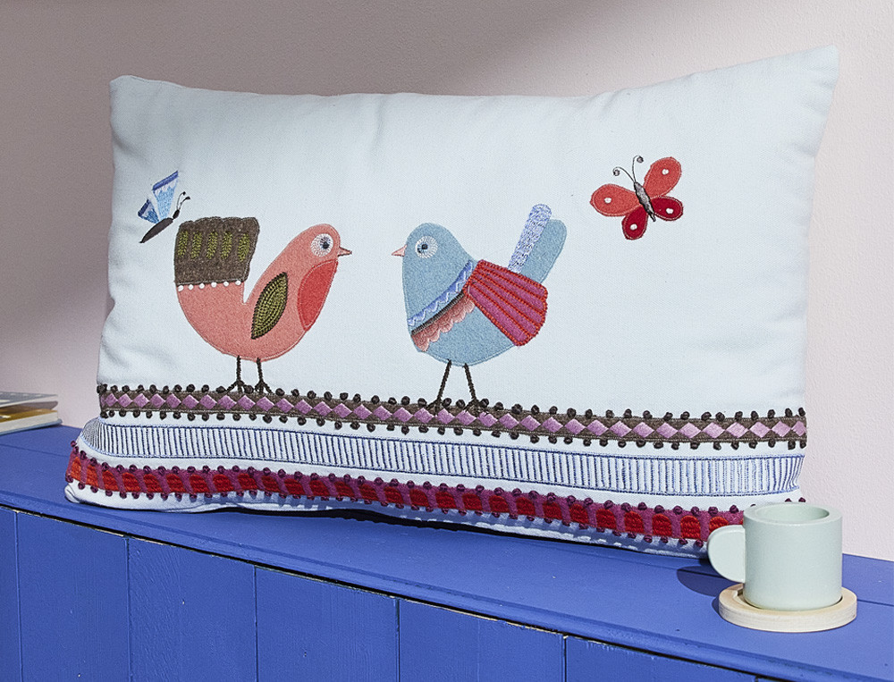 Coussin brodé 2 oiseaux avec application Pays des merveilles