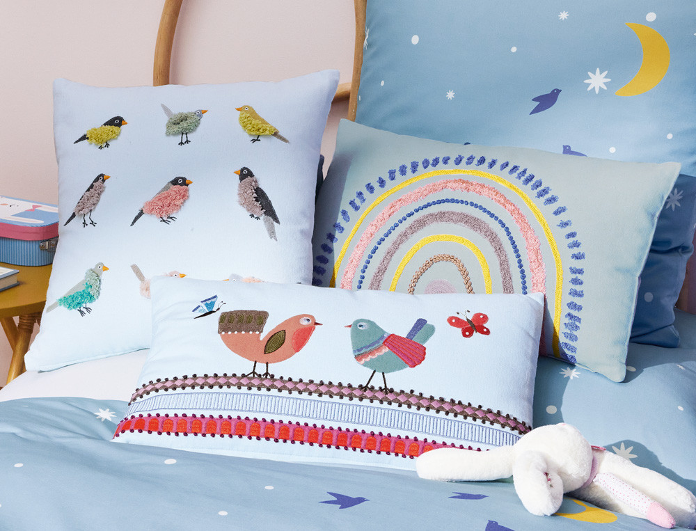 Coussin brodé 2 oiseaux avec application Pays des merveilles