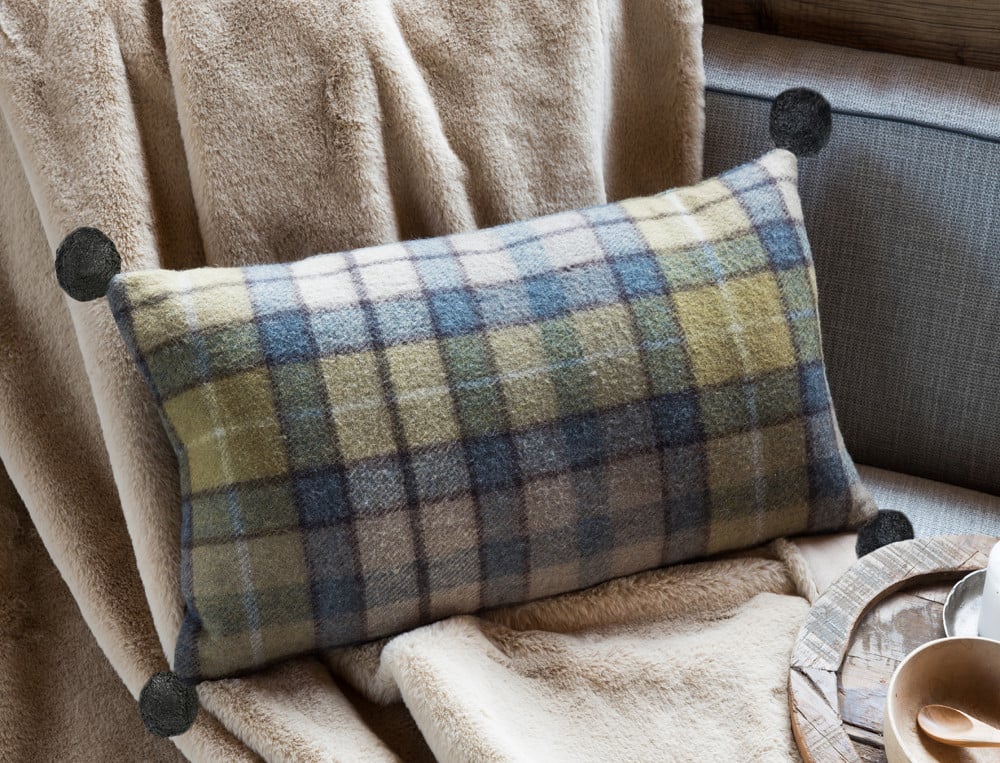 /fr/la-deco/coussins/coussin-ecossais-jaune-au-refuge/