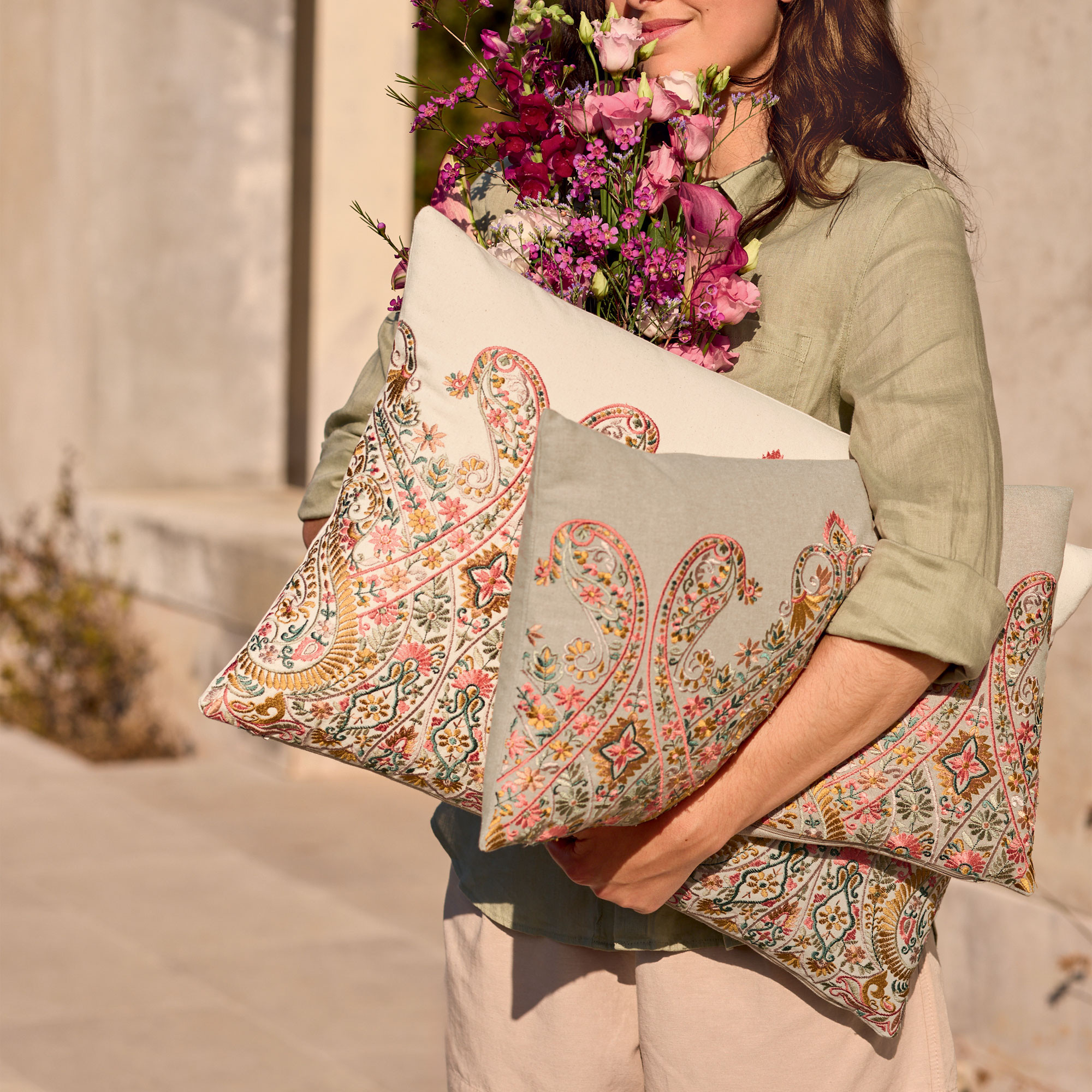 /fr/la-deco/coussins/coussin-ecru-aux-portes-du-palais/