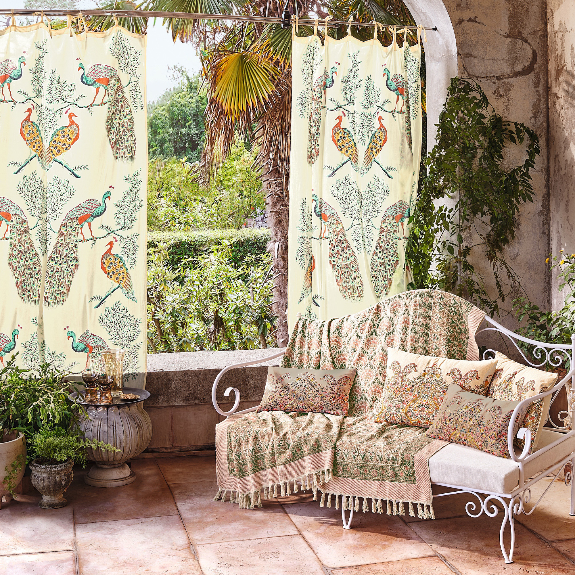 /fr/la-deco/coussins/coussin-ecru-aux-portes-du-palais/