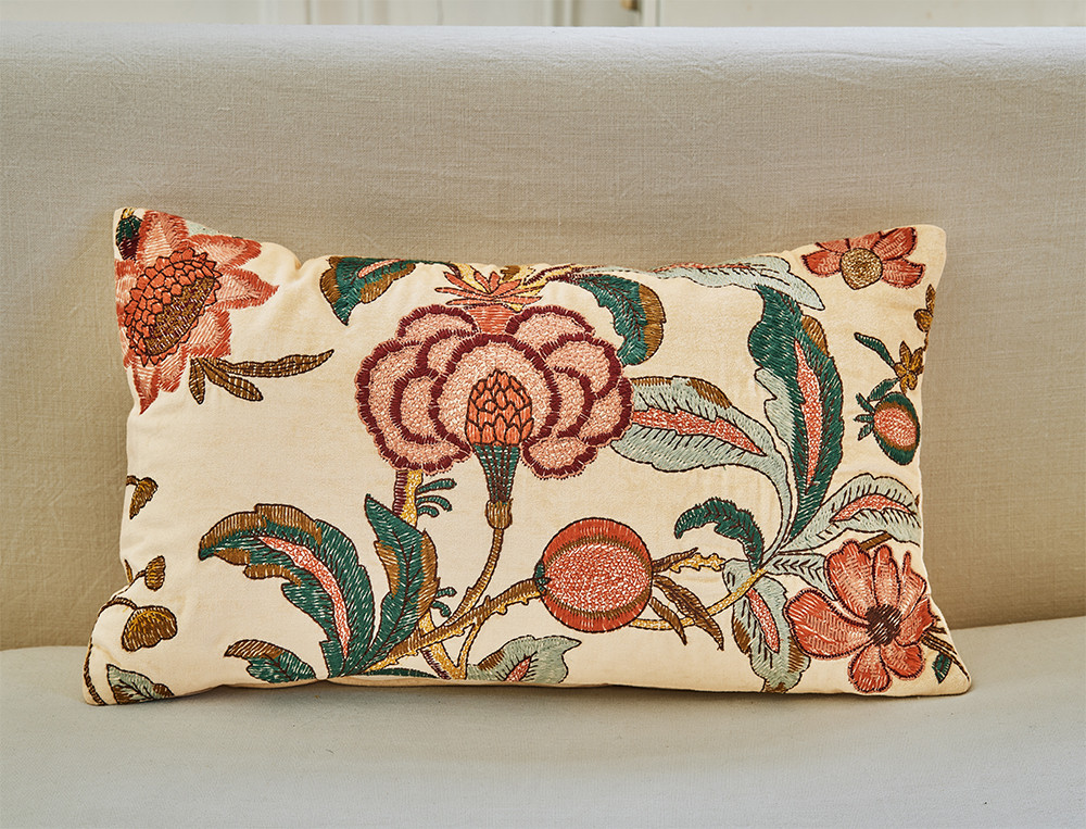 Coussin velours brodé Fleurs d’Ispahan Broderie guidée à la main