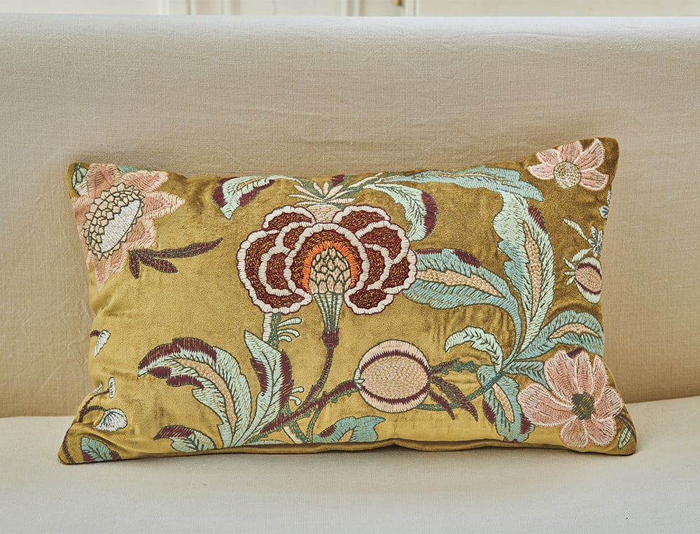 Coussin velours brodé Fleurs d’Ispahan Broderie guidée à la main