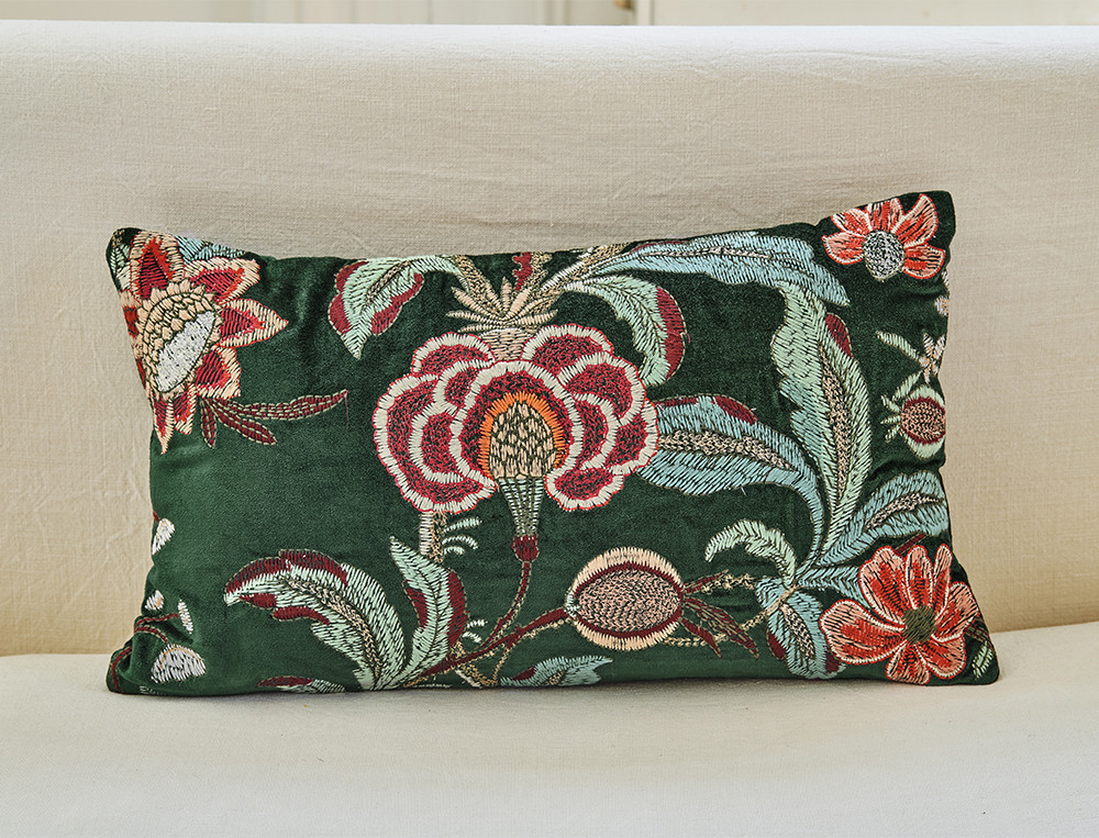 Coussin velours brodé Fleurs d’Ispahan Broderie guidée à la main