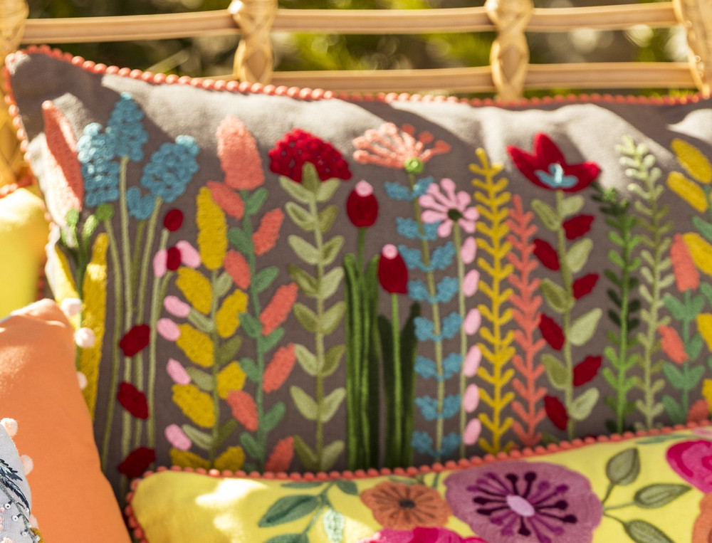 /fr/la-deco/coussins/coussin-fond-gris-floralies/