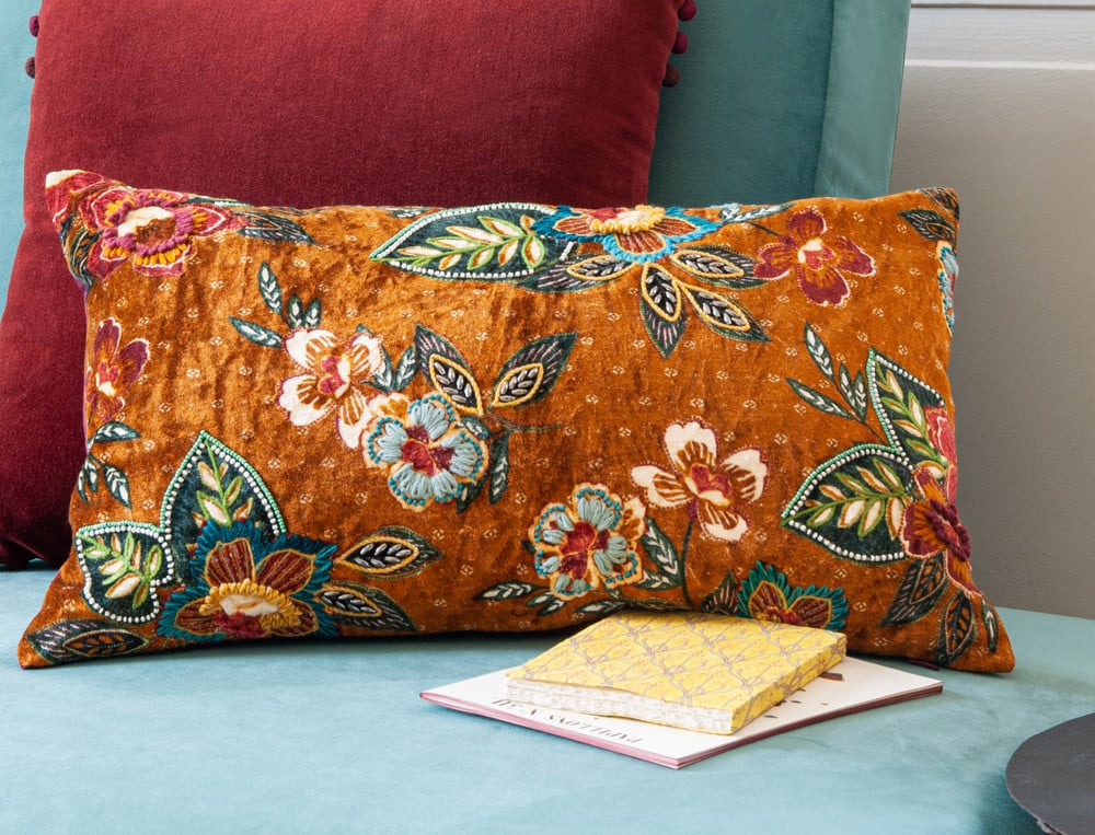 /fr/la-deco/coussins/coussin-imprime-brode-fond-cannelle-contes-persans/