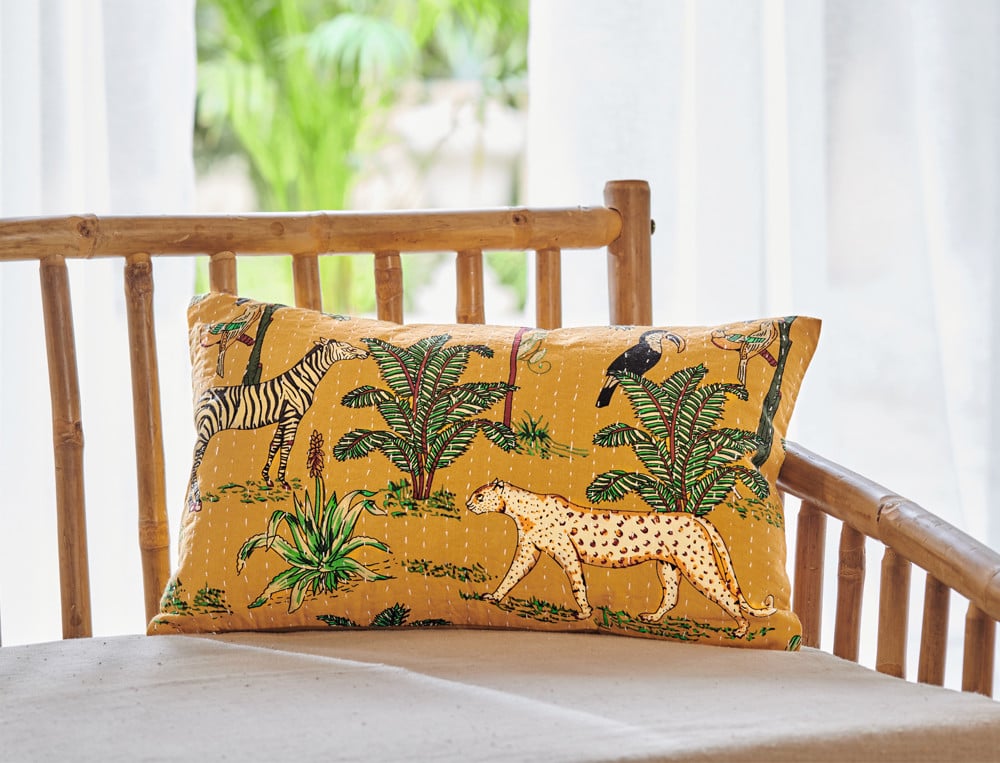 /fr/la-deco/coussins/coussin-imprime-jaune-pause-tropicale/