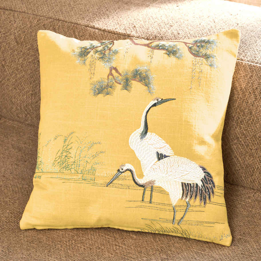 Coussin jaune brodé Sérénité d'ailleurs
